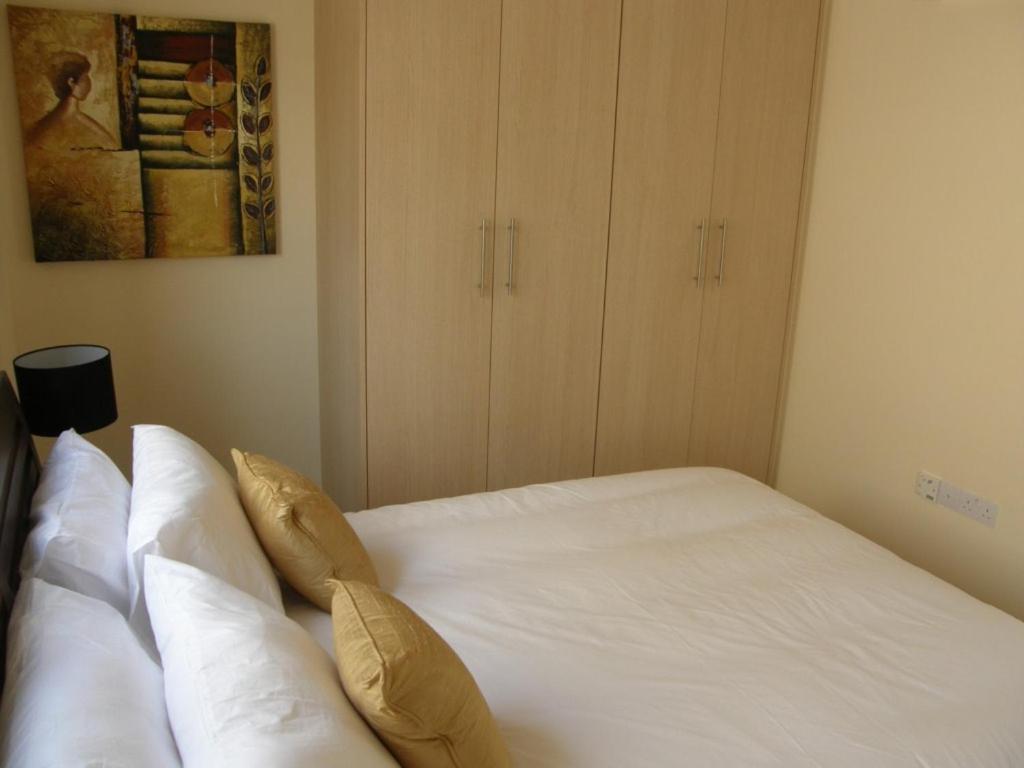 Kronos Holiday Apartments Paralimni Bilik gambar